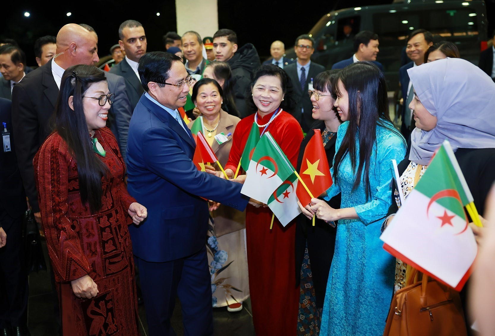 vna-potal-thu-tuong-va-phu-nhan-gap-cong-dong-nguoi-viet-nam-tai-algeria-8417109.jpg